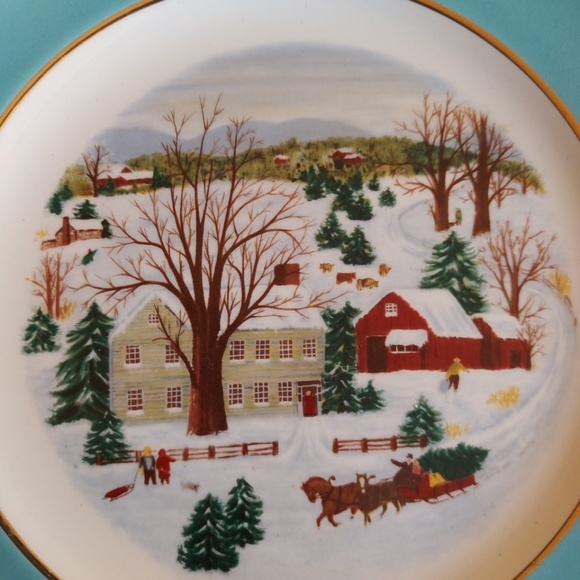 1975 Vintage Collectable Decorative Avon Christmas Plate - Picture 4 of 9